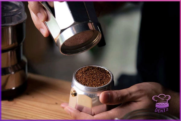 ریختن و تنظیم پودر قهوه