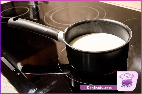 اضافه کردن شیر و خامه، طرز تهیه سس پاستا پنه آلفردو