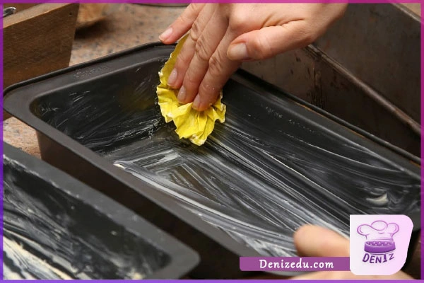 چرب کردن قالب کیک