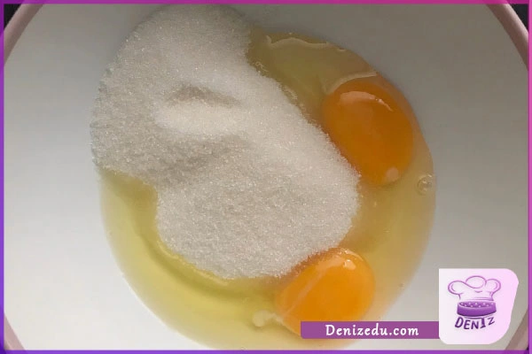 همزدن زرده و شکر