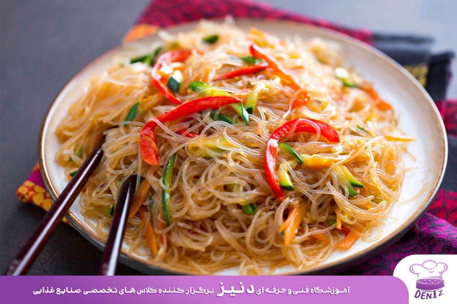 طرز تهیه نودل سبزیجات با سس سویا