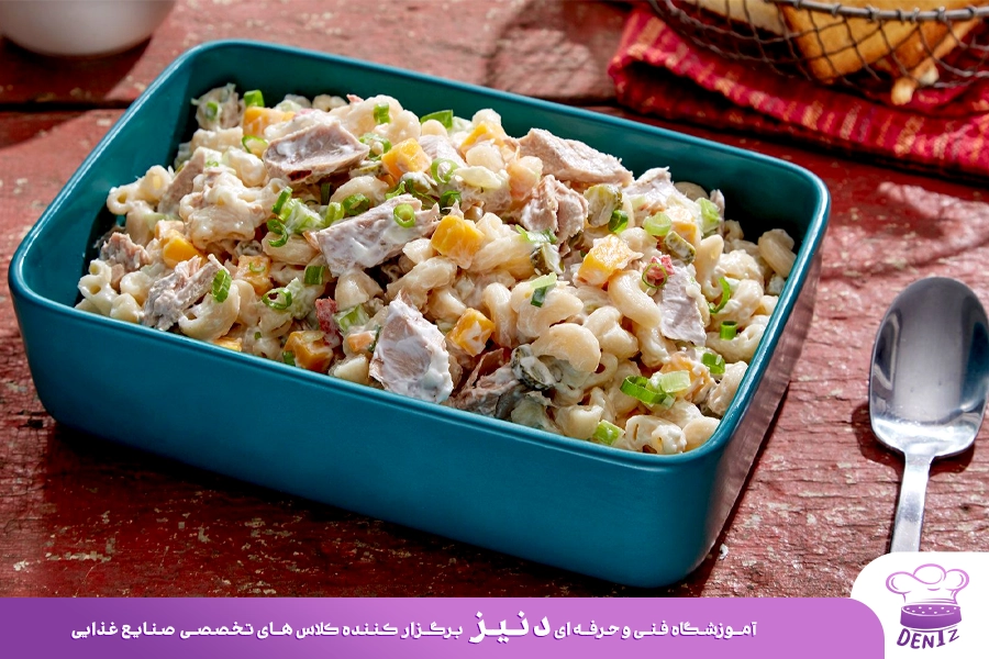 سالاد ماکارونی با سیب زمینی، یکی از انواع غذا با ماکارونی