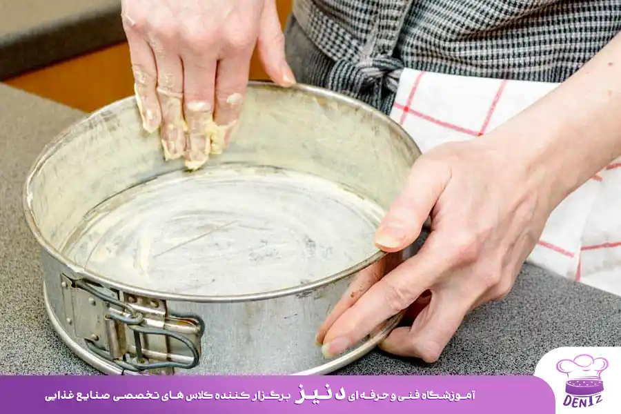 قالب را چرب و آرد پاشی کنید