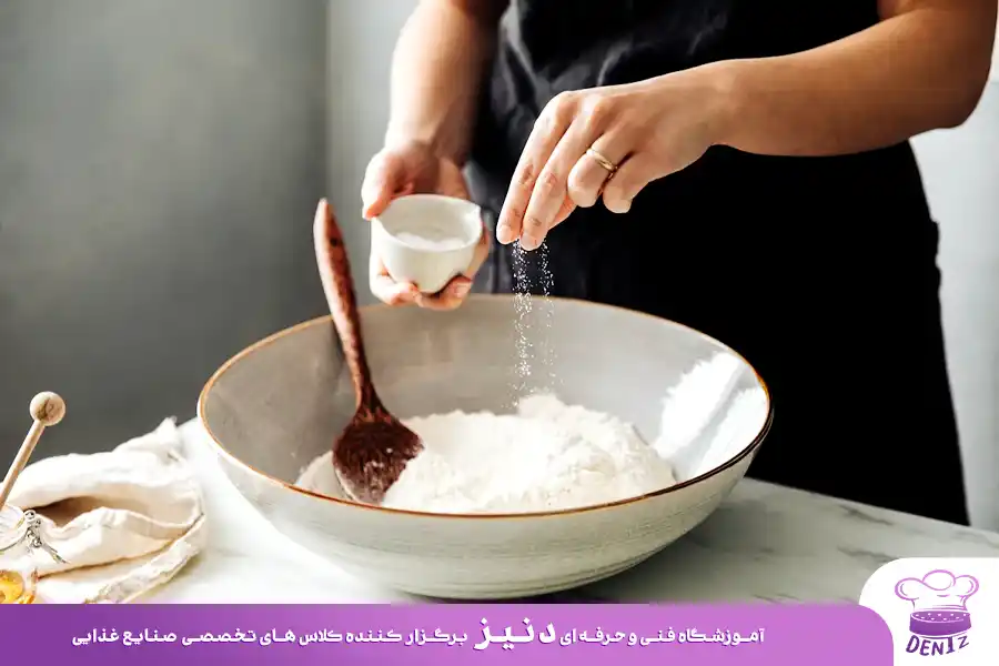 ترکیب آرد و نمک برای تهیه خمیر پیتزا